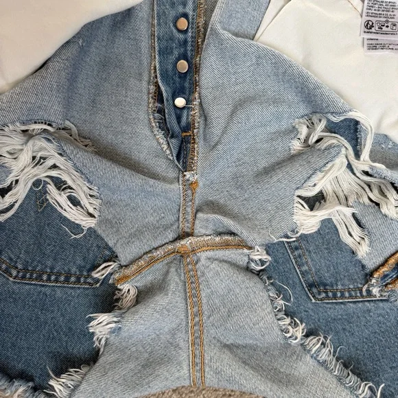 Levi’s 501 Button Fly High-Rise Denim Short W34 Light Wash Distressed Festival - Picture 12 of 15